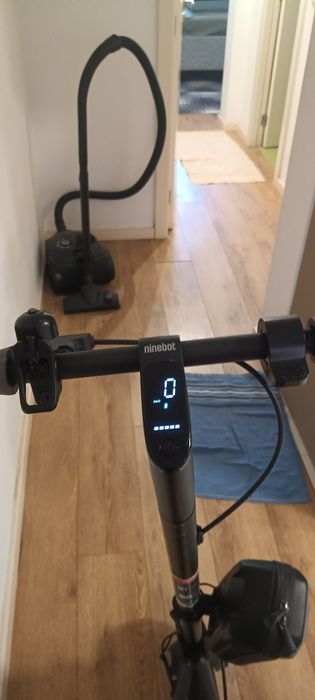 Trotinete elétrica até 25 km/h com capacete e bolsa