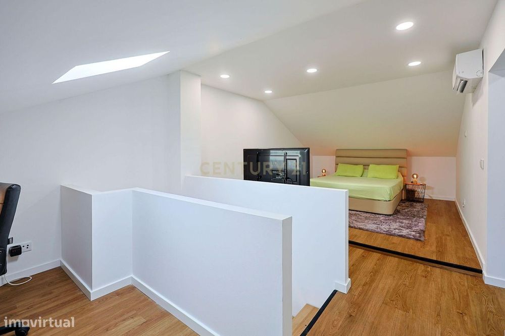 Apartamento T3 Duplex Remodelado no Centro de Corroios
