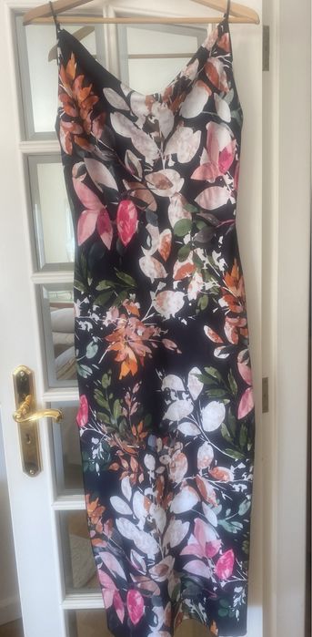 Vestido preto de cerimónia com flores