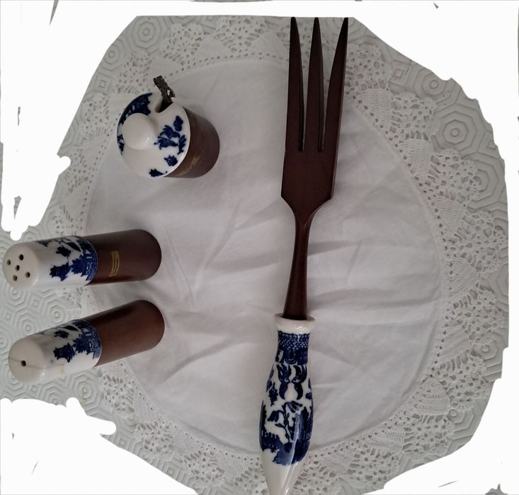 Conjunto vintage em cerâmica e madeira