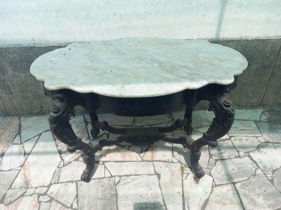 Mesa antiga com tampo de mármore