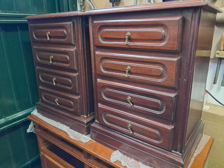 Conjunto comoda e duas mesinhas em mogno