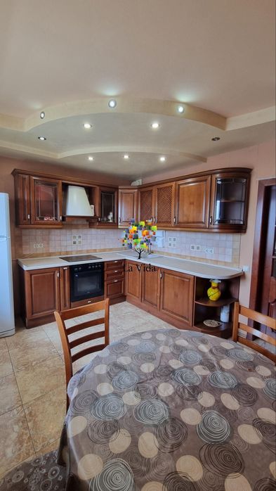 Продаж 2-к квартири з ремонтом та меблями, вул. Милославська, 45