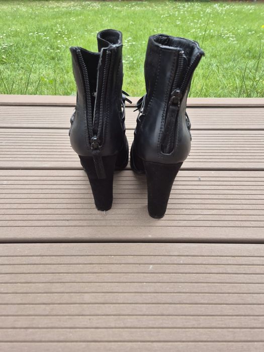 Czarne buty na obcasie marki Vices