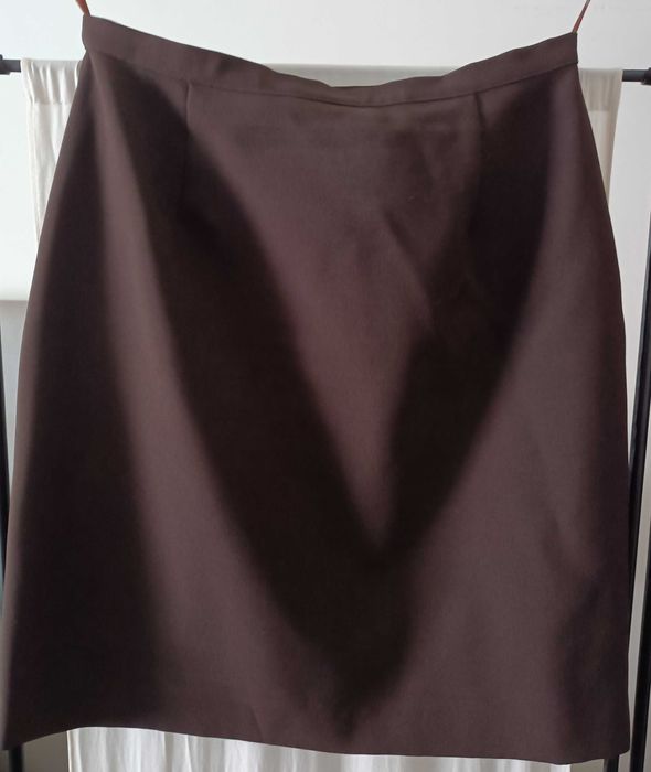Conjunto de Saia e Casaco em castanho, muito clássico e sempre em moda