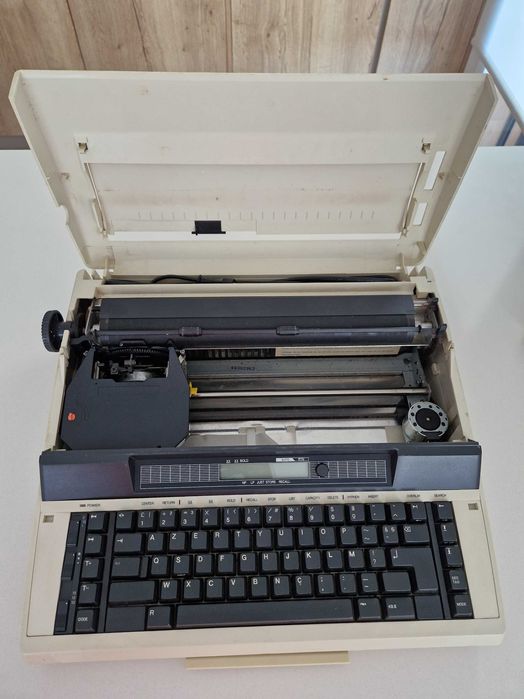 Vendo máquina de escrever elétrica