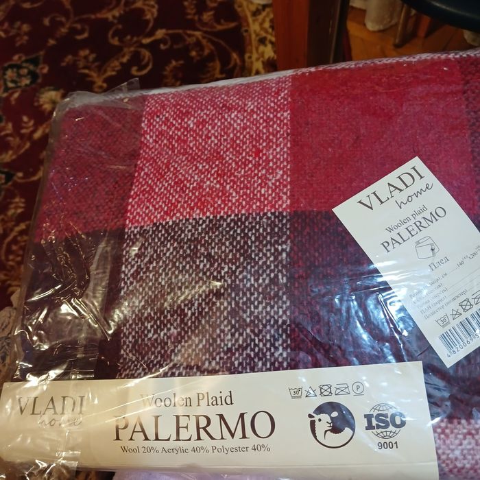 Чудовий подарунок.  Плед новий