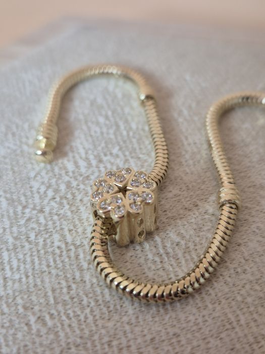 Złoty charms kwiatek białe cyrkonie 585