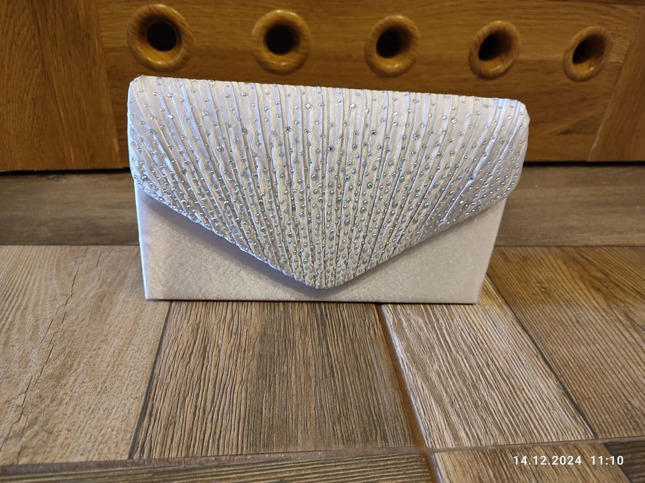 Nowa srebrna torebka damska na złotym łańcuszku