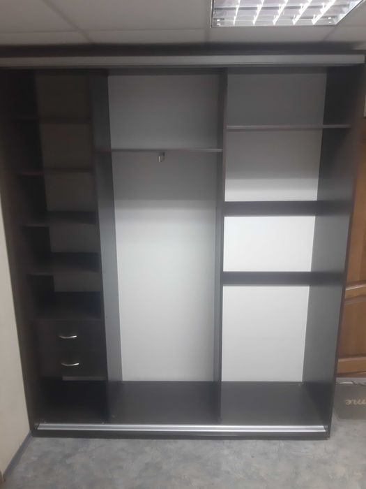 Продам Шкаф-купе с витрины(новый)