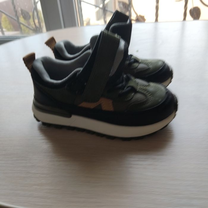 Продам весняні кросівки