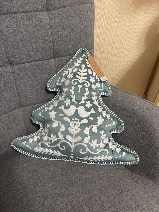 Подушка декоративна у новорічному дизайні від Стейсі Соломон