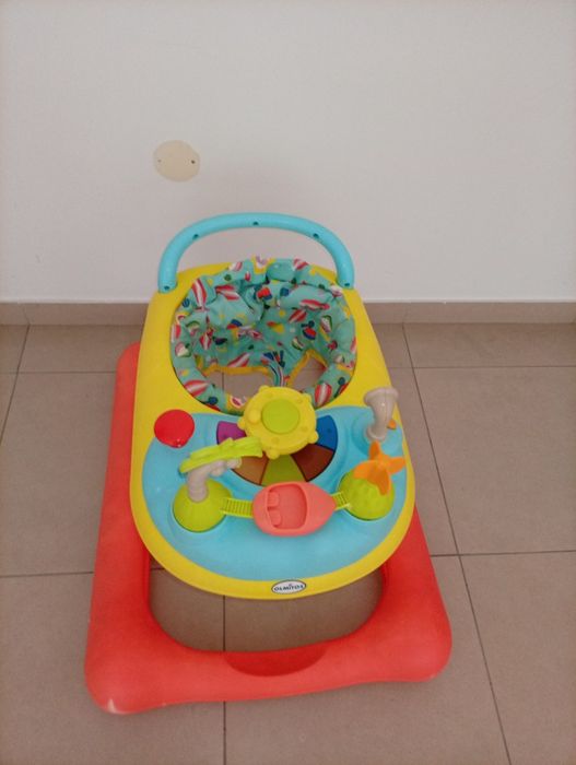 Primeiros passos de bebé com brinquedos interativos