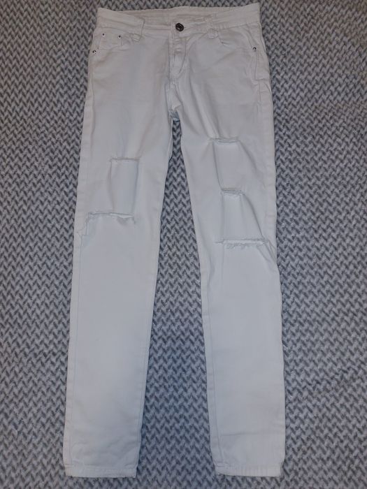 Białe jeansy z dziurami