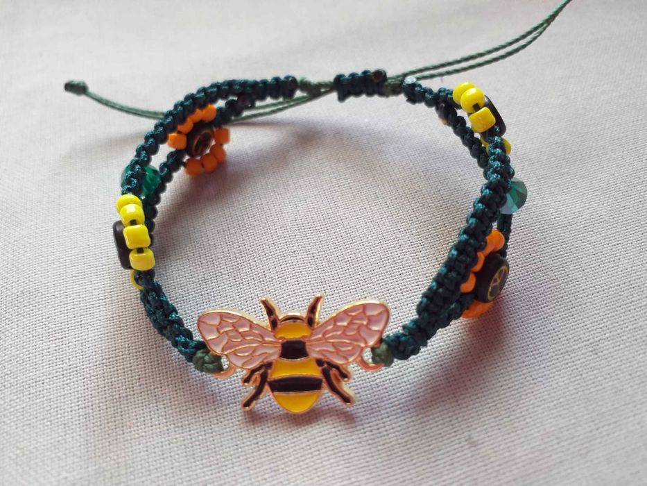 Pulseira dupla em Macramê Abelha Verde Escuro com flores