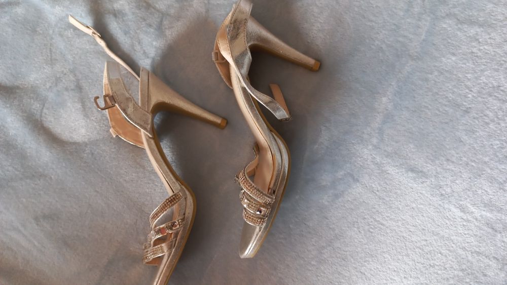 Sandálias prateadas