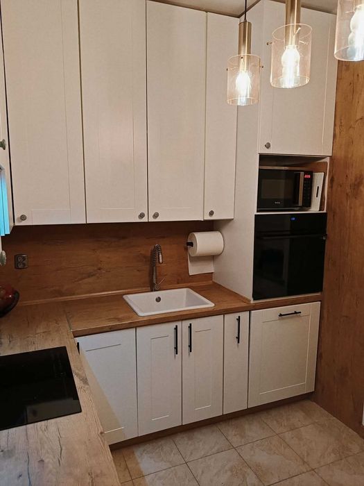 Kuchnia na wymiar – białe frezowane fronty + blat dąb