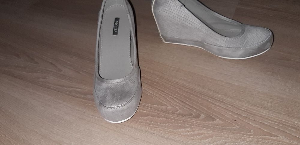 Buty na koturnie.