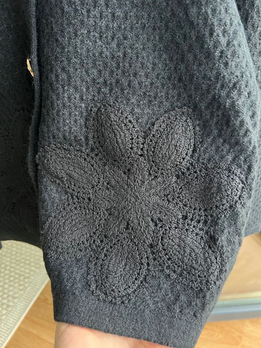 Cardigan preto com botões e bordado