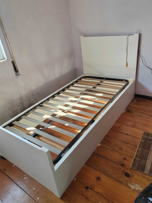 Cama de solteiro em madeira lacada