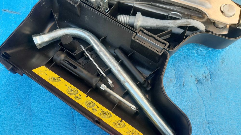Zestaw naprawczy lewarek podnośnik klucze AUDI A6 C5 / A4 B5 / A4 B6 / A4 B7 / A3 8L / A3 8P Kombi Avant Sedan