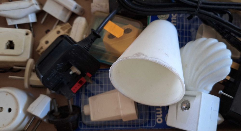 Casquilhos para Lâmpadas antigos e outro material elétrico