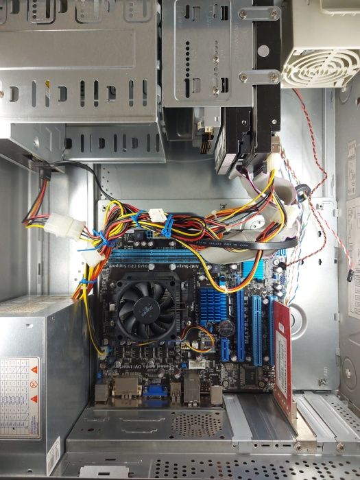 Torre PC Pentium 4 AMD K7 com leitor de DVDs da LG