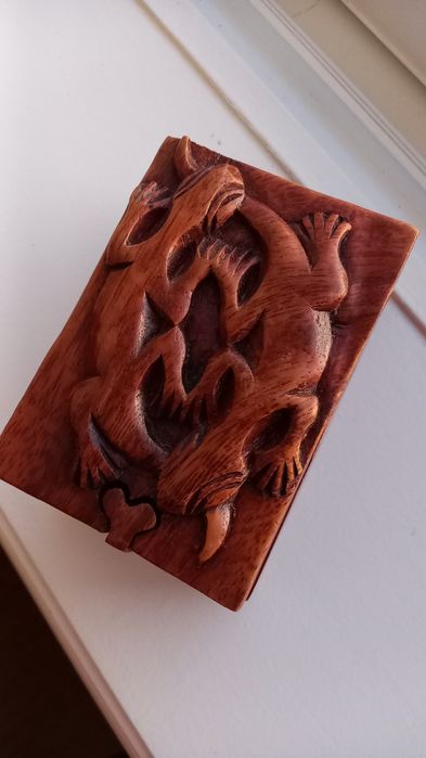 Caixa de madeira handmade com lagartos