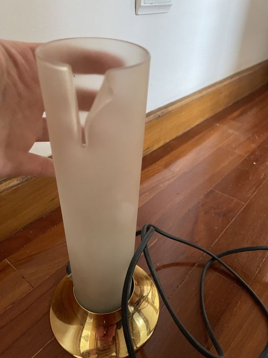 Candeeiro de mesa dourado e vidro baço