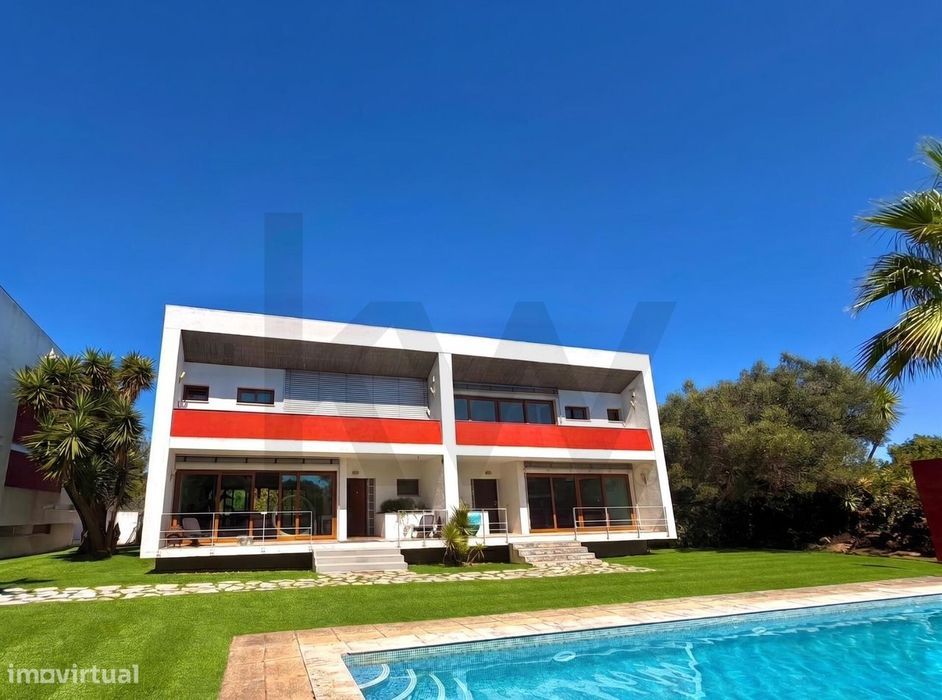 Moradia T3+2 Renovada com Jardim e Piscina em Condomínio Privado em Ca