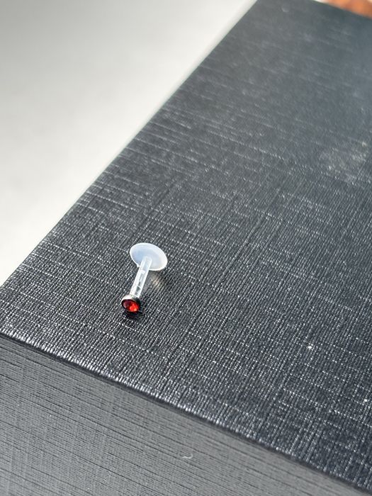 Labret do nosa wargi ust piercing nowy kolczyk tytan silikon wpinany