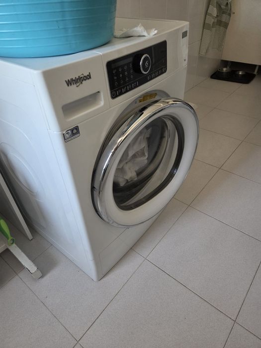 Máquina de secar roupa Whirlpool Supreme Care 9 kg em excelente estado, totalmente funcional. Venda apenas por mudança de residência.