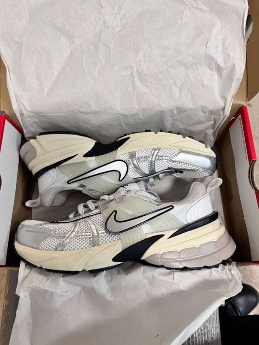 Nike Runtekk V2K White Silver трендові жіночі кросівки найк рантек в2к