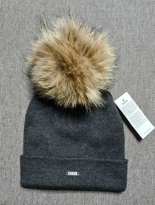 Czapka damska guess z jenotanaturalnego pompon..