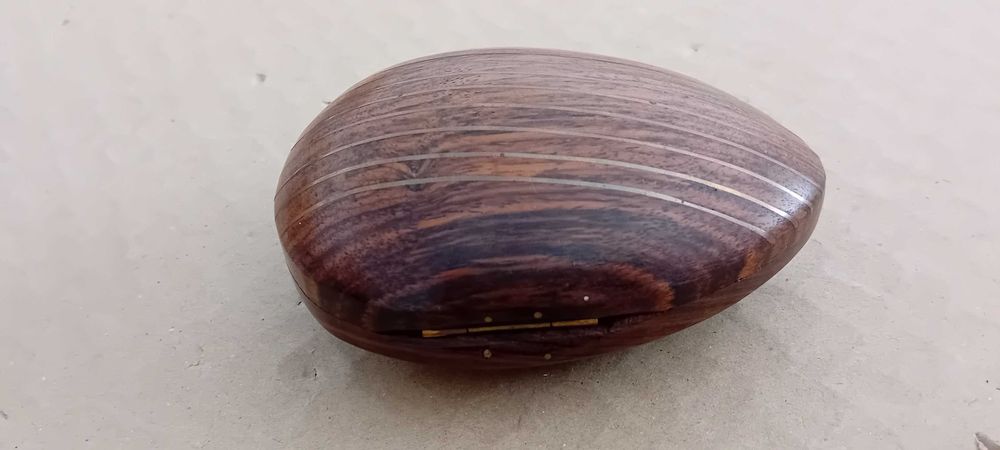 Caixa Guarda Joias de Madeira com Incrustações Metálicas!
