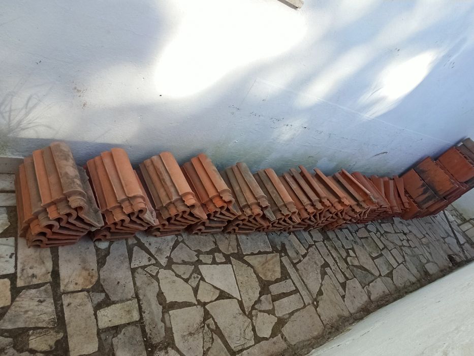 Várias telhas antigas