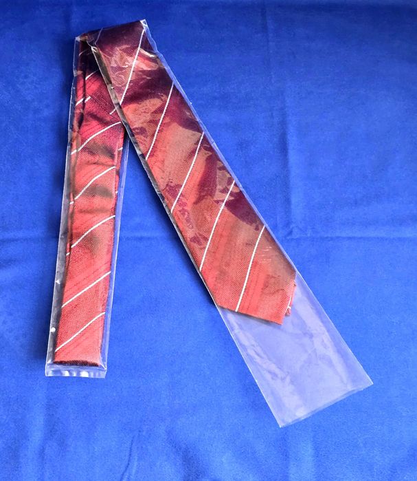 Elegancki Krawat Jedwabny LAMBERT – Klasyczne Bordo w Pasy