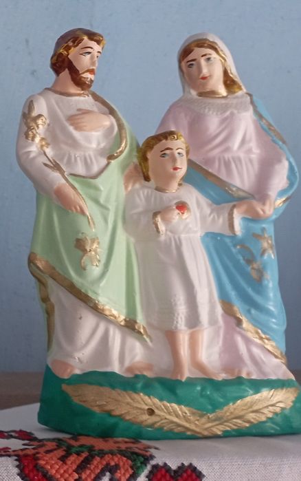 Статуетки різних розмірів