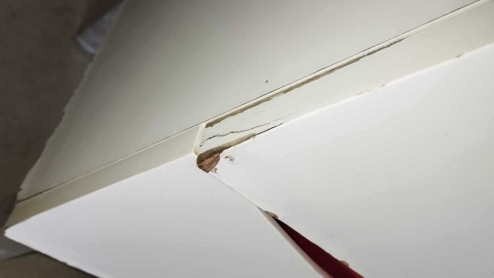 Móvel de casa de banho com alguns danos