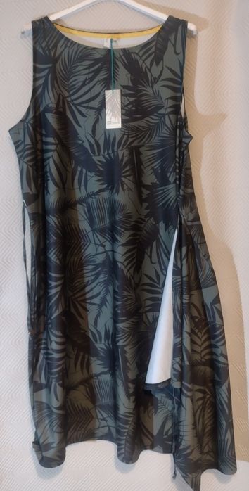 Letnia sukienka z regulacją w pasie i zdobieniem