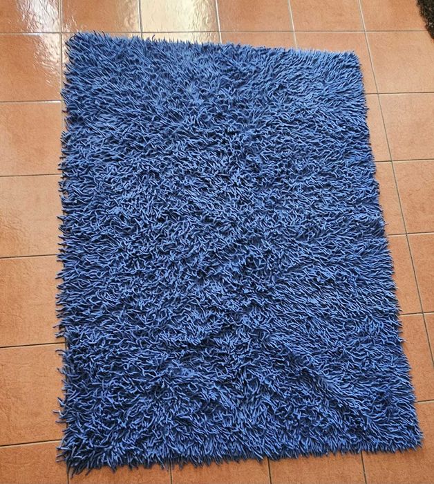 tapete azul em otimo estado