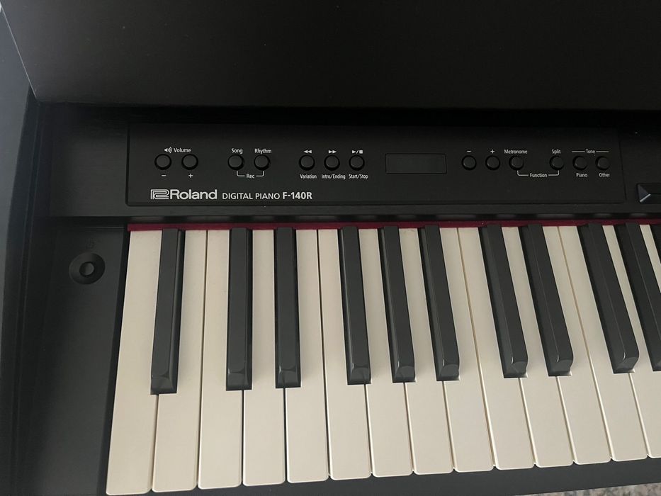 Piano Roland F-140R