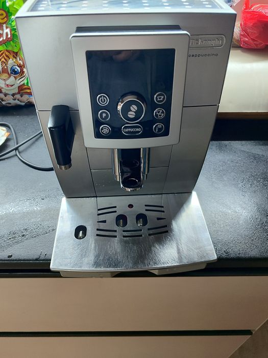 Кавомашина Delonghi.