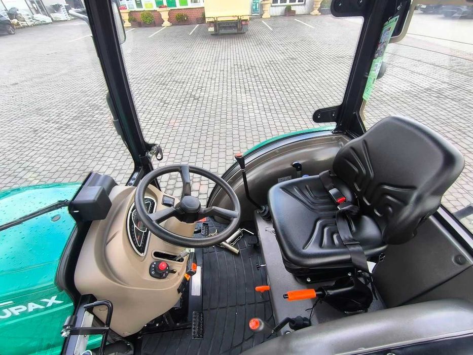 Ciągnik rolniczy marki AUPAX model 2040