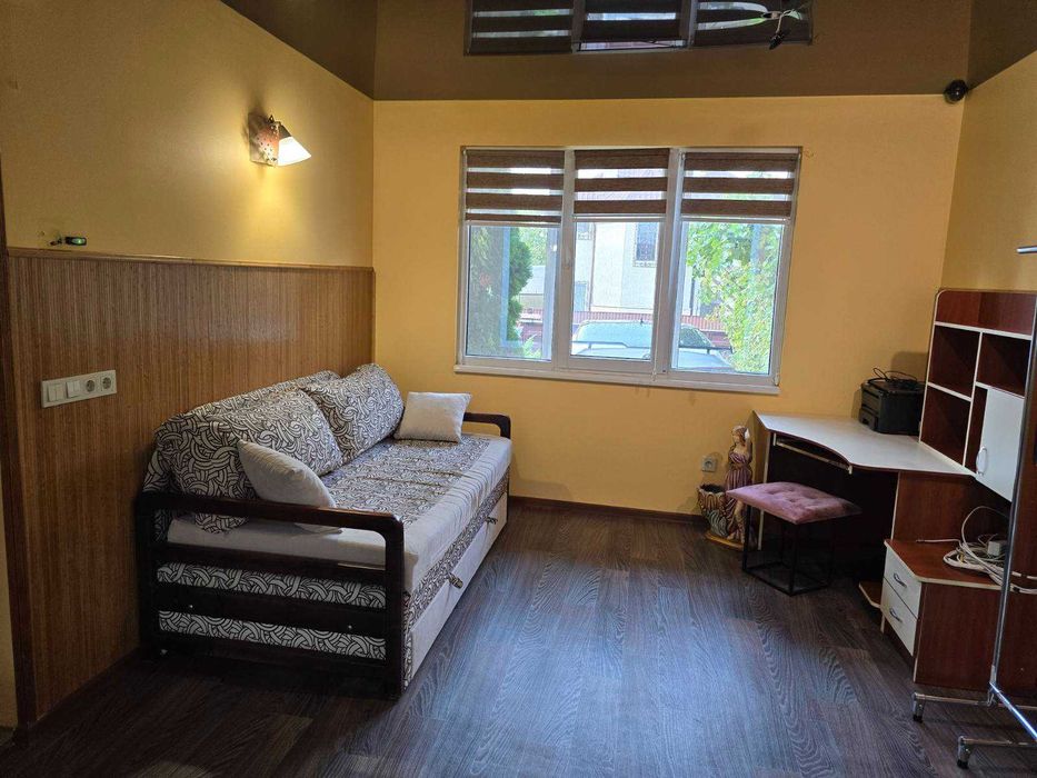 Здаю в крайовничомму місці  пів будинку Метро Славутич, Київ