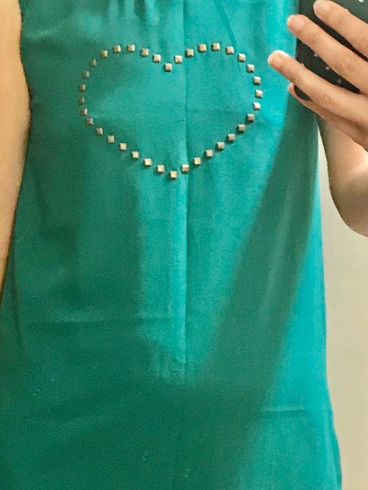 vestido verde tamanho S, sem manga, com coração dourado na frente