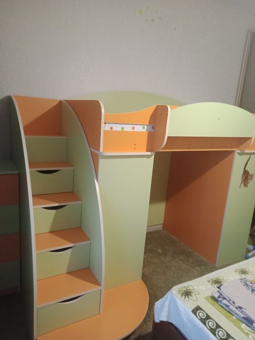 Продам кровать- чердак, комод, шкаф