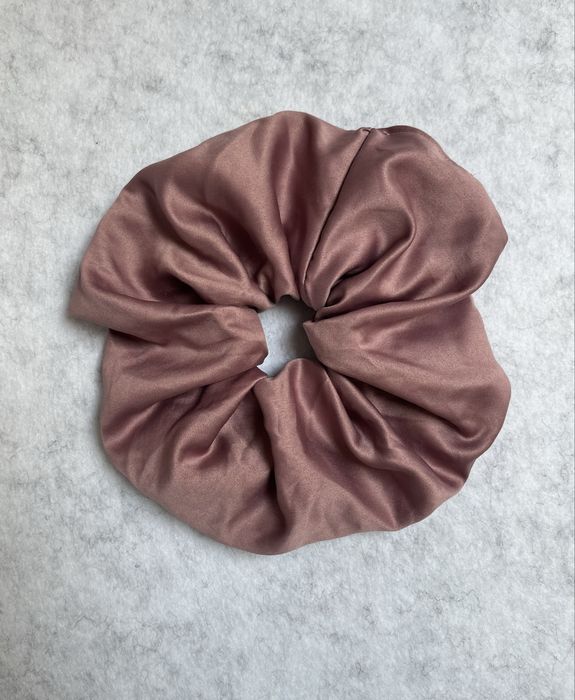 Sinsay duża satynowa gumka do włosów scrunchie pudrowy róż
