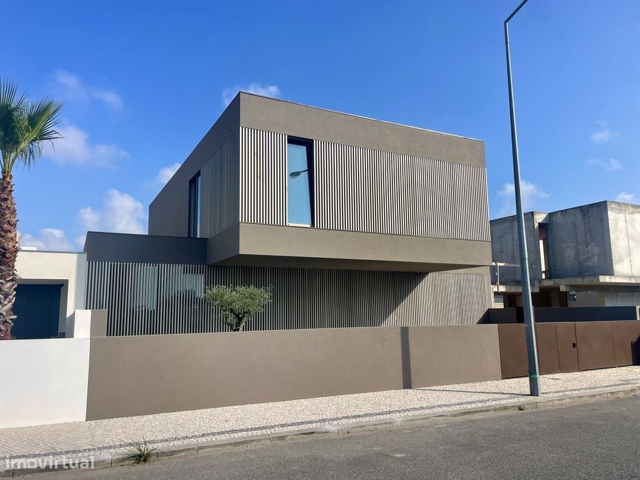 Moradia Nova T4 com garagem, jardim
