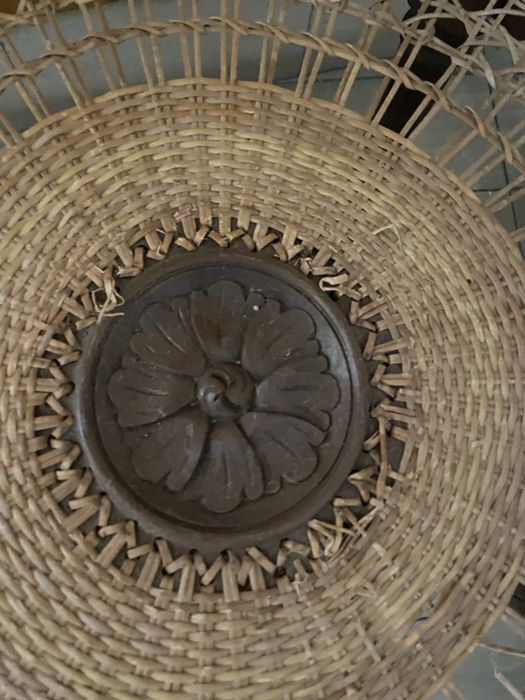 Mesa madeira  e palha